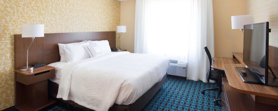 Fairfield Inn Suites Decorah — Guest room