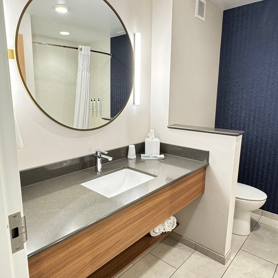 Fairfield Inn Suites Duluth Waterfront — Bathroom