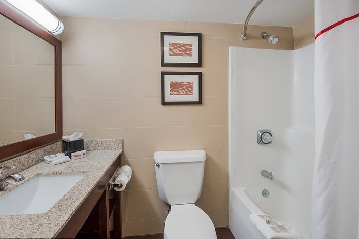 Fairfield Inn Suites Fayetteville — Bathroom