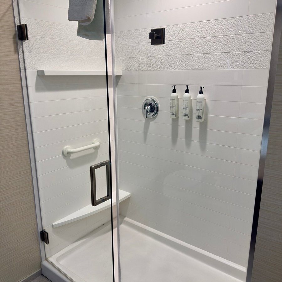 Fairfield Inn Suites Fort Lauderdale Downtown Las Olas — Bathroom