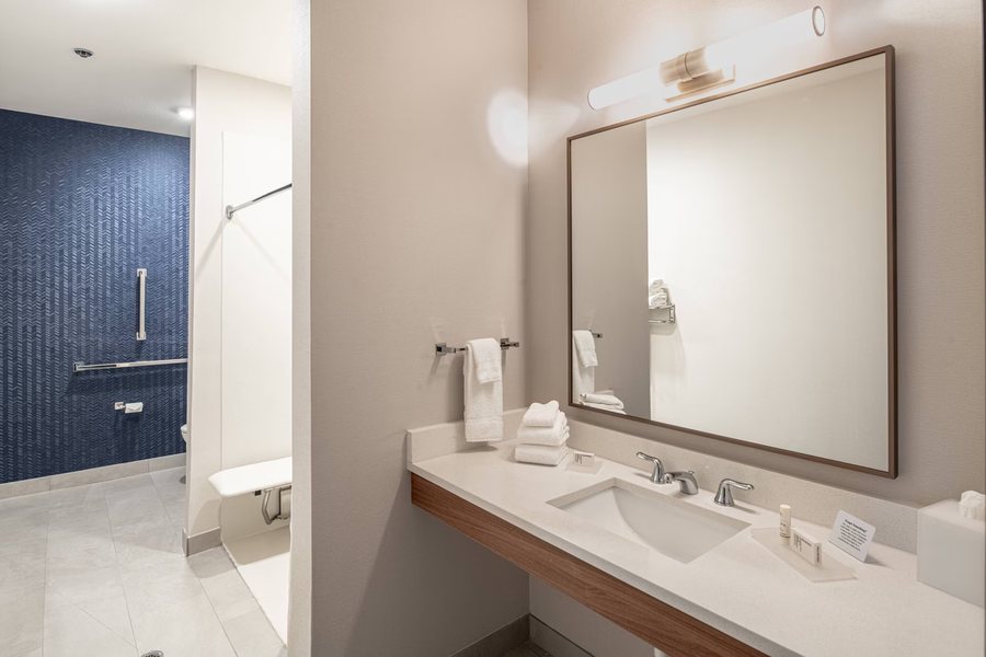 Fairfield Inn Suites Fort Worth University Drive — Bathroom