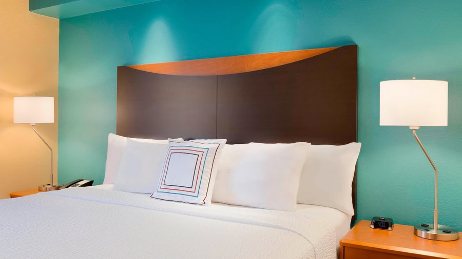 Fairfield Inn Suites Fort Worth University Drive — Guest room