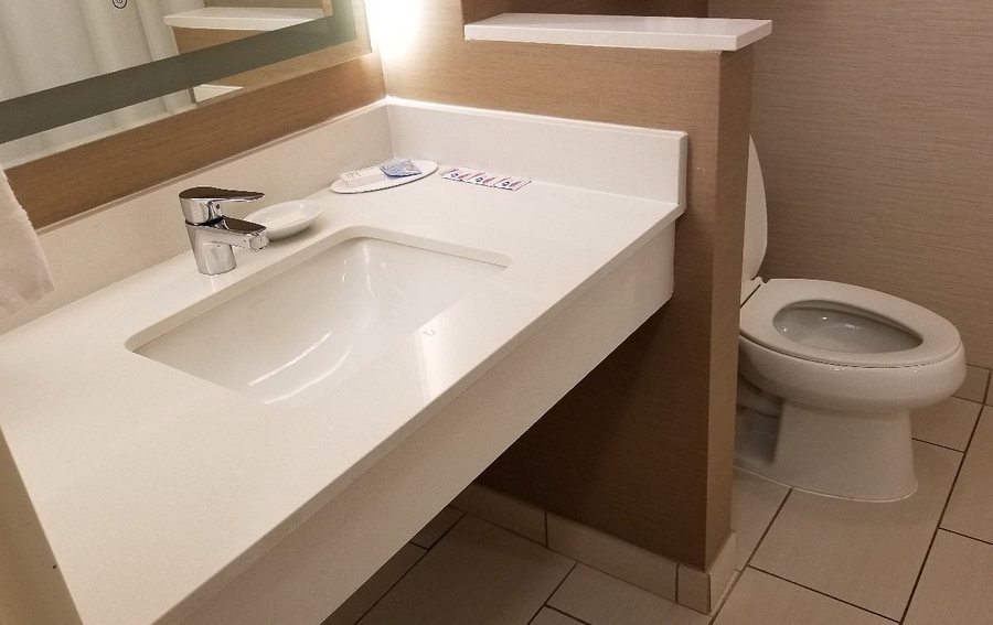Fairfield Inn Suites Fresno Yosemite International Airport — Bathroom