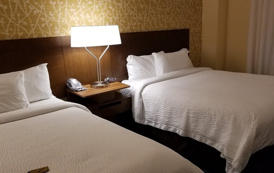 Fairfield Inn Suites Fresno Yosemite International Airport — Guest room