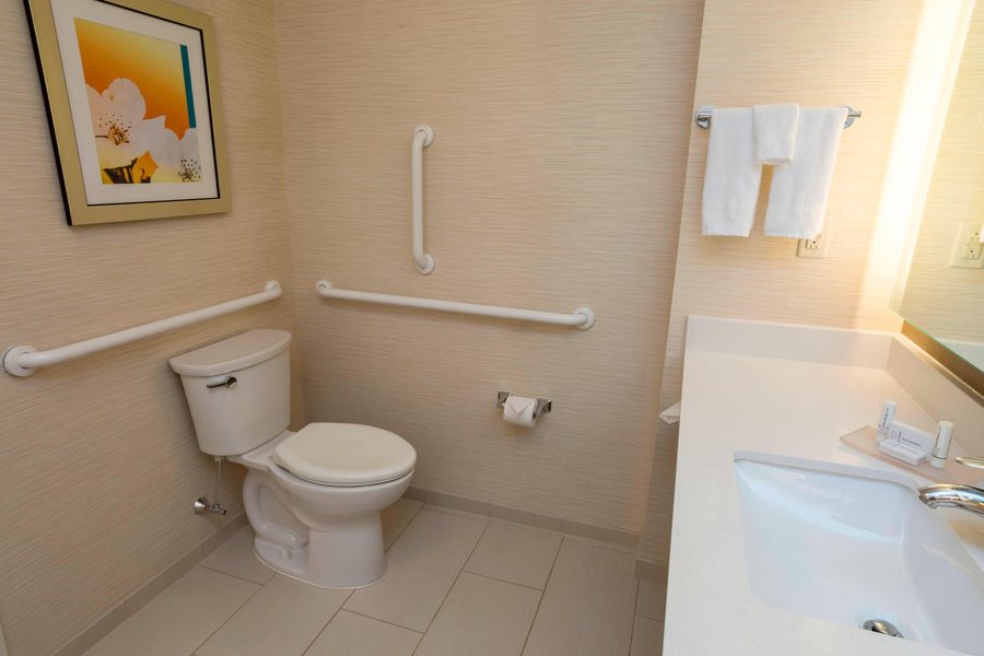 Fairfield Inn Suites Geneva Finger Lakes — Bathroom