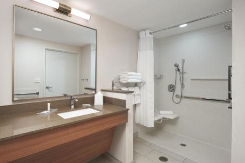 Fairfield Inn Suites Hardeeville I 95 North — Bathroom