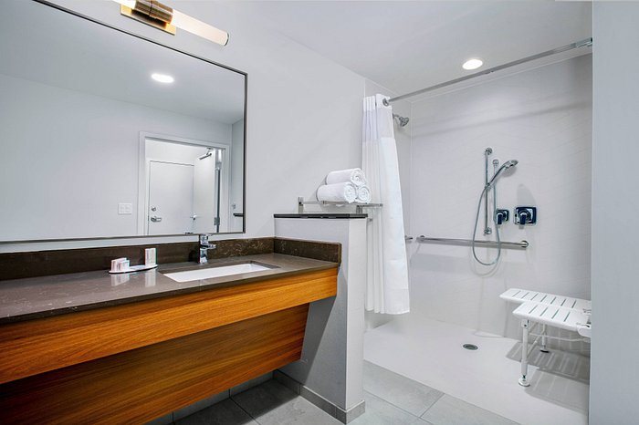 Fairfield Inn Suites Harrisburg West Mechanicsburg — Bathroom