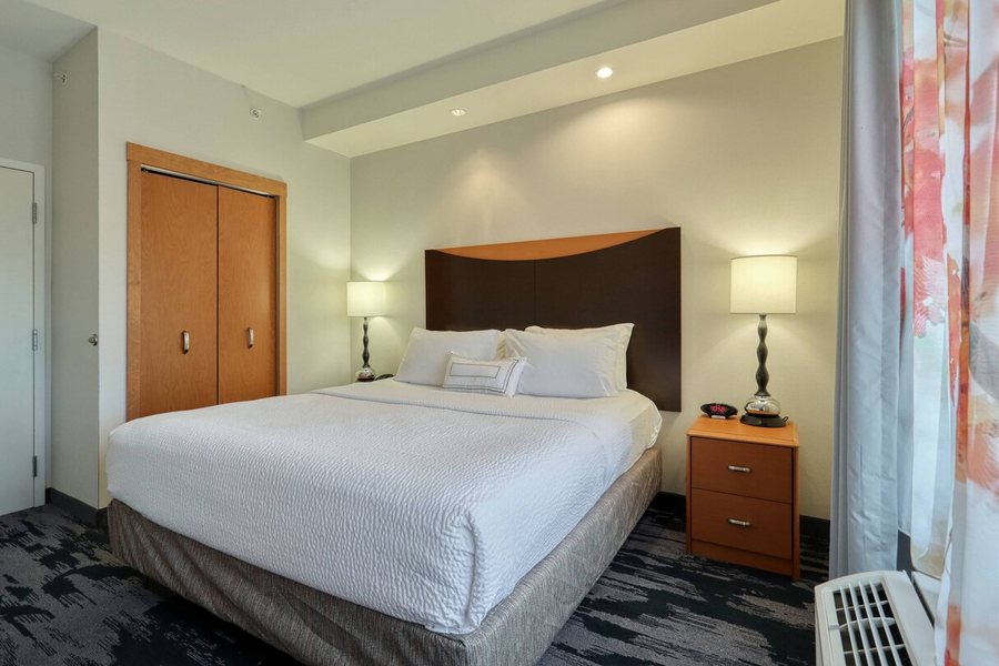 Fairfield Inn Suites Harrisburg West — Guest room