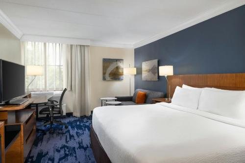 Fairfield Inn Suites Herndon Reston — Guest room