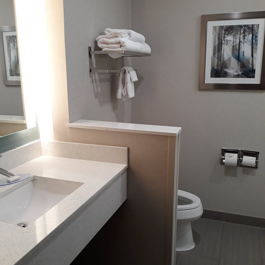 Fairfield Inn Suites Huntsville Redstone Gateway — Bathroom