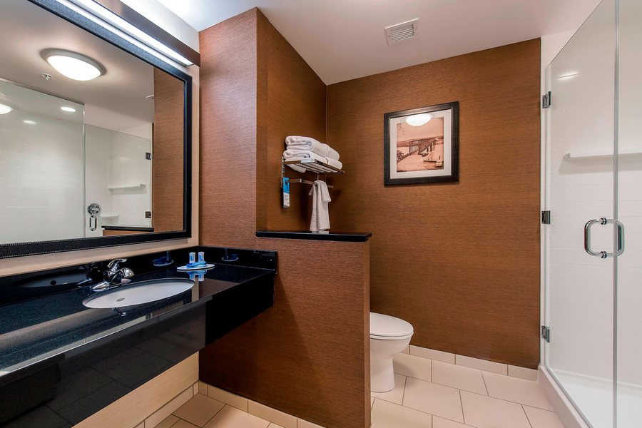 Fairfield Inn Suites Kinston — Bathroom