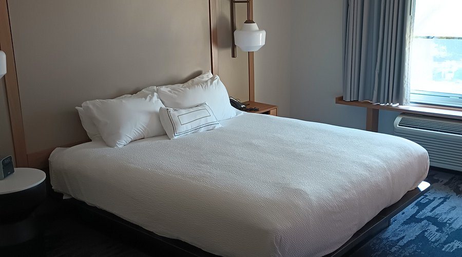 Fairfield Inn Suites Kinston — Guest room