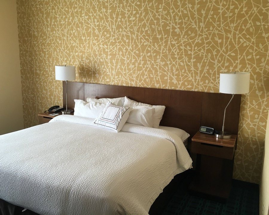 Fairfield Inn Suites London — Guest room