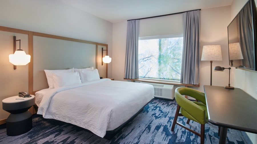 Fairfield Inn Suites Louisville Airport — Guest room
