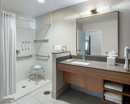 Fairfield Inn Suites Louisville Shepherdsville — Bathroom