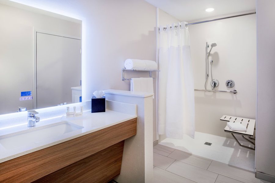 Fairfield Inn Suites McPherson — Bathroom