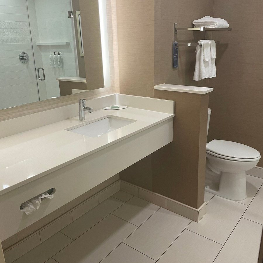 Fairfield Inn Suites Mebane — Bathroom