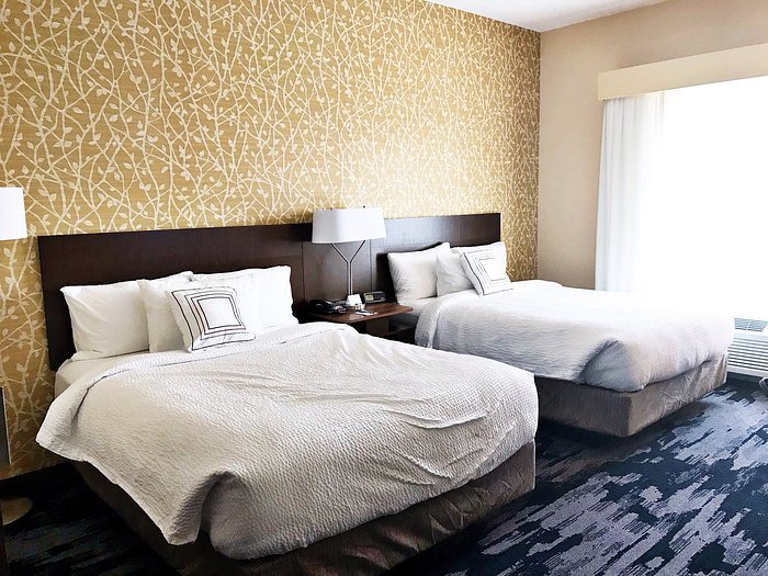 Fairfield Inn Suites Mebane — Guest room