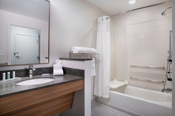 Fairfield Inn Suites Memphis Collierville — Bathroom