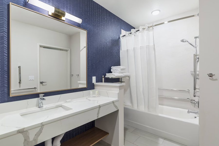 Fairfield Inn Suites Minneapolis Shakopee — Bathroom