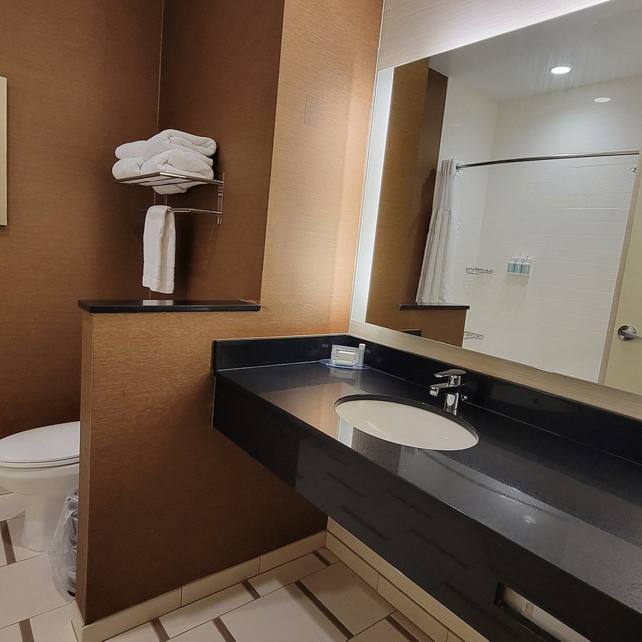 Fairfield Inn Suites Niagara Falls — Bathroom