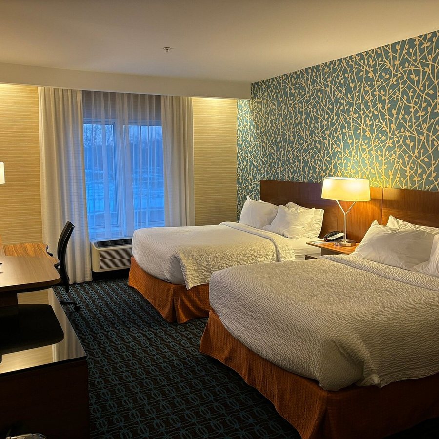 Fairfield Inn Suites Niagara Falls — Guest room