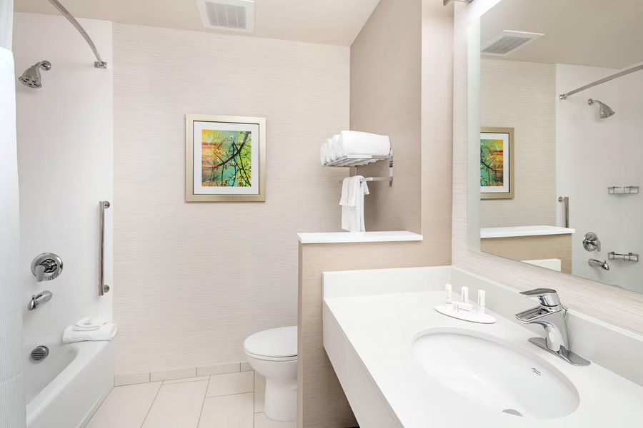 Fairfield Inn Suites North Bergen — Bathroom