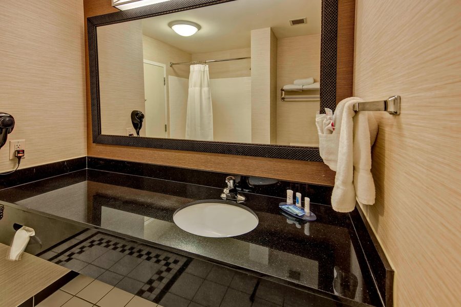 Fairfield Inn Suites Oklahoma City Downtown — Bathroom