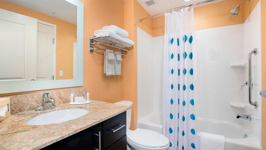 Fairfield Inn Suites Orlando at FLAMINGO CROSSINGSR Town Center — Bathroom