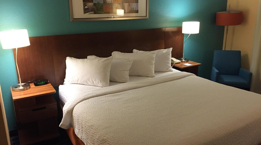 Fairfield Inn Suites Oshkosh — Guest room
