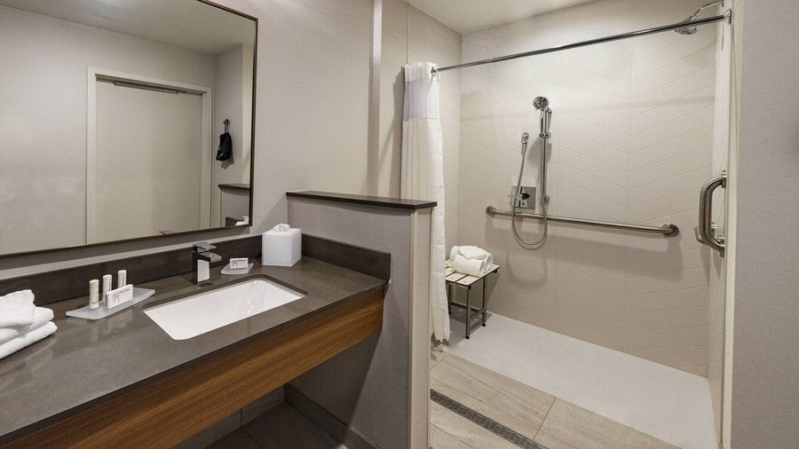 Fairfield Inn Suites Phoenix West Tolleson — Bathroom