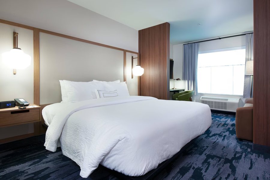 Fairfield Inn Suites Pittsburgh North McCandless Crossing — Guest room