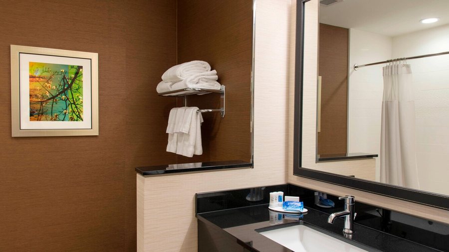 Fairfield Inn Suites Port Clinton Waterfront — Bathroom