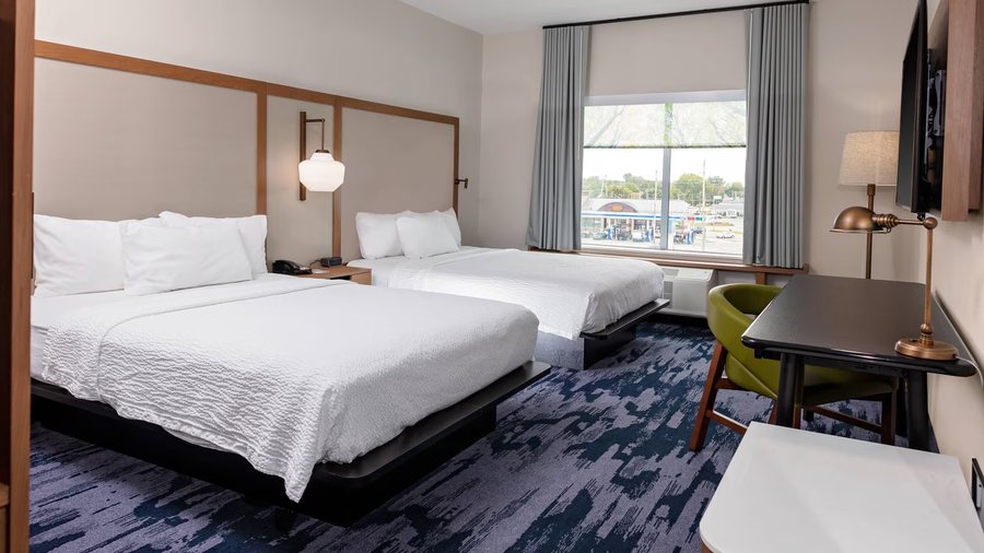 Fairfield Inn Suites Port Clinton Waterfront — Guest room