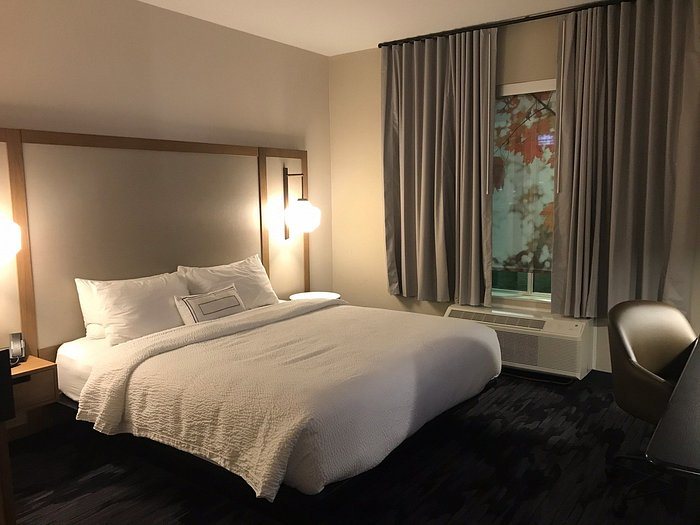 Fairfield Inn Suites Richmond Airport — Guest room
