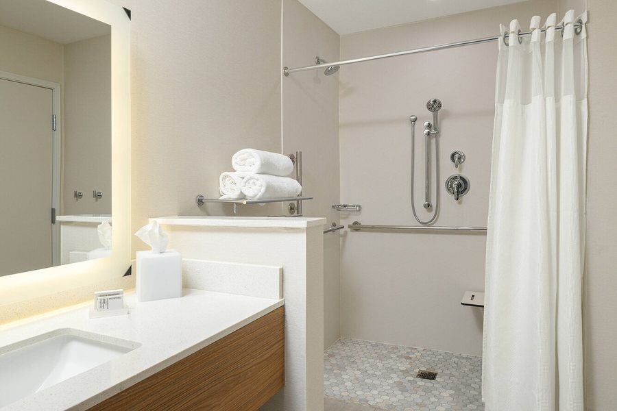 Fairfield Inn Suites Salina — Bathroom