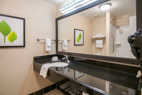 Fairfield Inn Suites San Antonio Alamo Plaza Convention Center — Bathroom