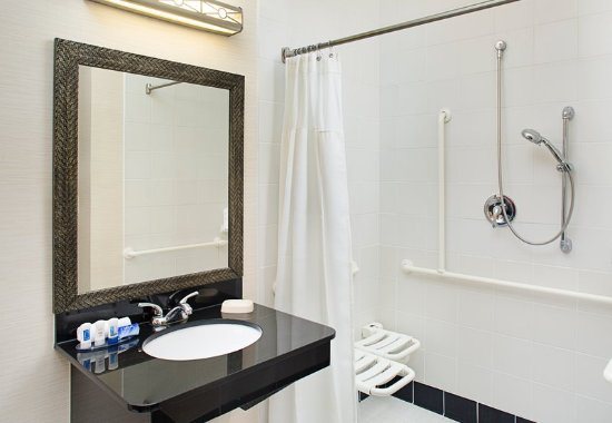 Fairfield Inn Suites San Antonio SeaWorld Westover Hills — Bathroom