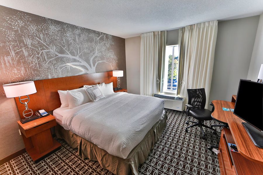 Fairfield Inn Suites Savannah Midtown — Guest room
