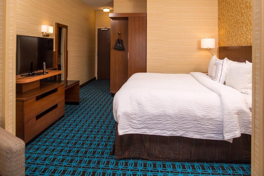 Fairfield Inn Suites St Louis Westport — Guest room