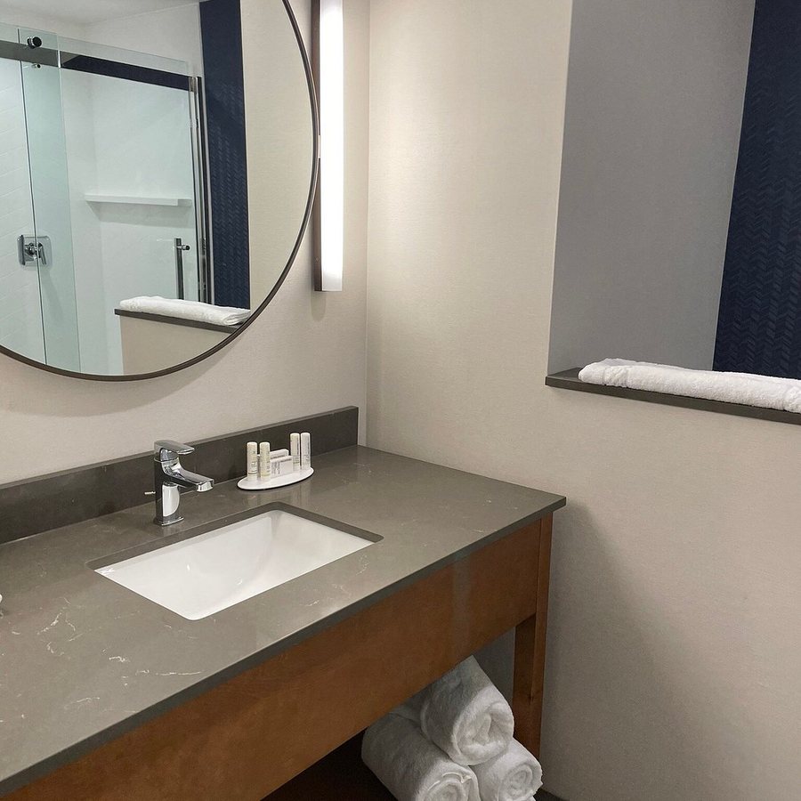 Fairfield Inn Suites St Paul Eagan — Bathroom