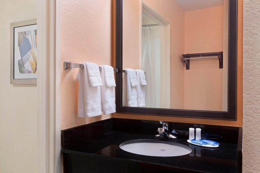 Fairfield Inn Suites Tampa Westshore Airport — Bathroom