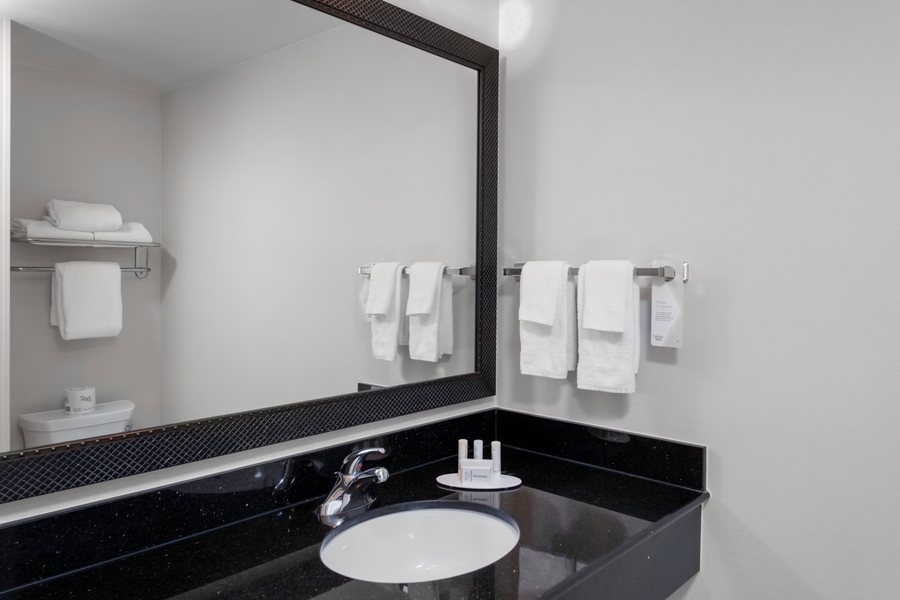 Fairfield Inn Suites Wichita East — Bathroom