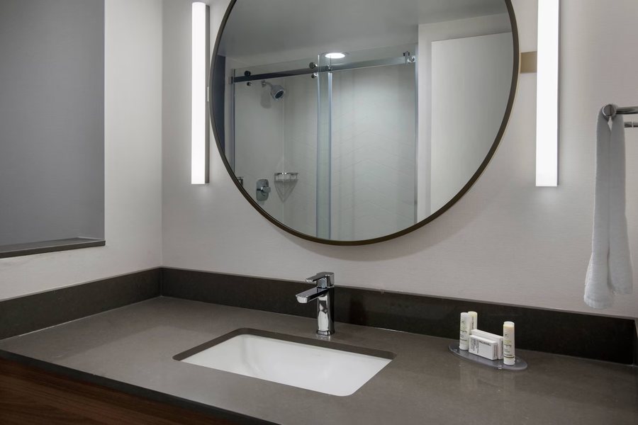 Fairfield Inn Suites Williamstown — Bathroom