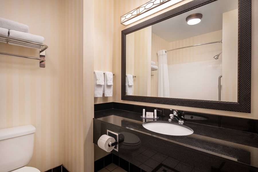 Fairfield Inn Vacaville — Bathroom