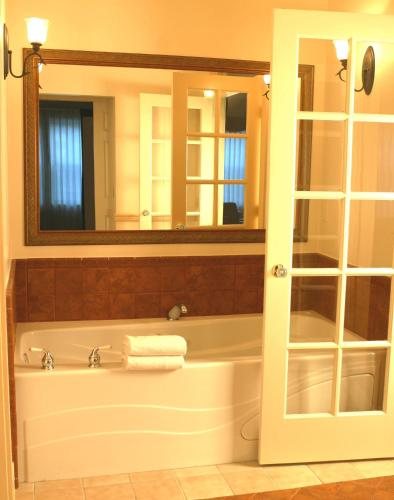 Fairhaven Village Inn — Bathroom