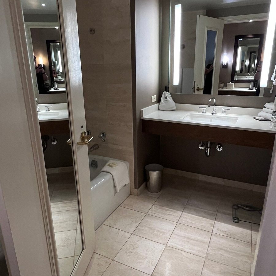 Fairmont Chicago Millennium Park Chicago Illinois — Bathroom