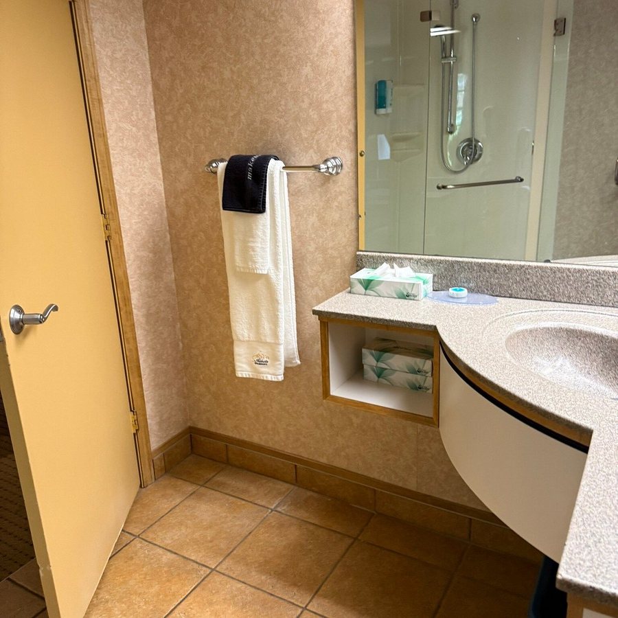Fairmont Hot Springs Resort — Bathroom