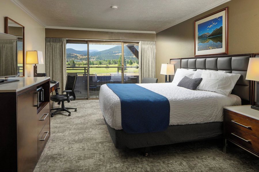 Fairmont Hot Springs Resort — Guest room