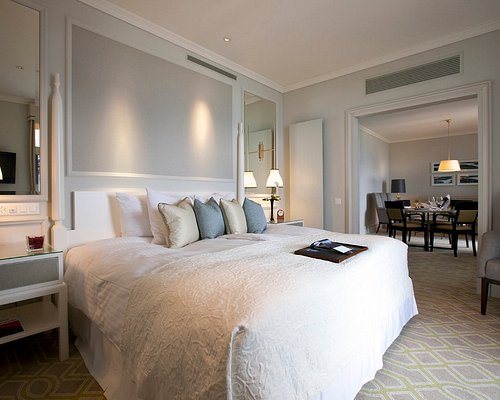 Fairmont Le Montreux Palace — Guest room